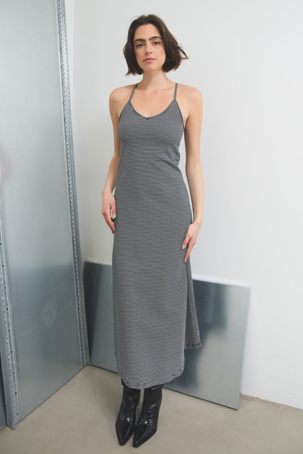 Noellas Reina Dress Black/White Stripe. Køb Kjoler hos www.noellafashion.dk